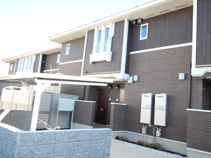 物件外観写真2　(エントランス部分)