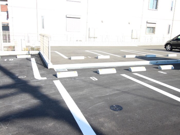 物件外観写真4　(駐車場)