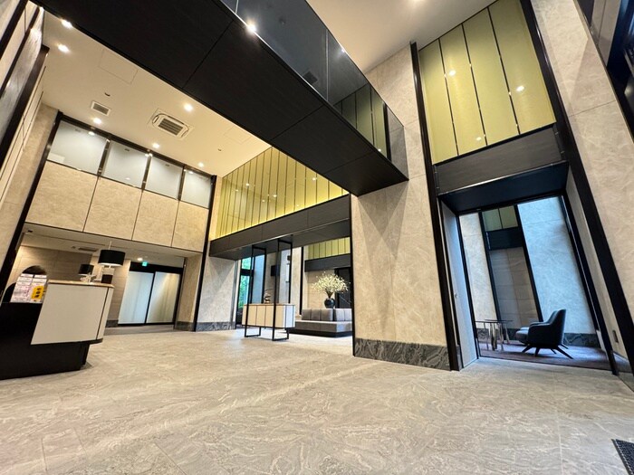 物件外観写真3　(エントランス部分)