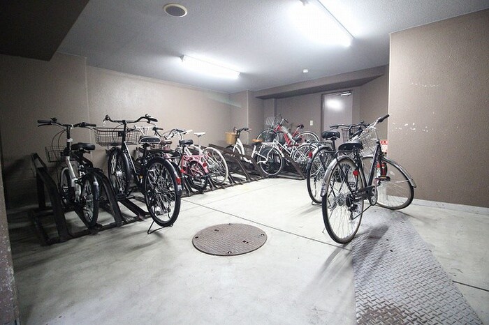物件外観写真4　(駐輪場)