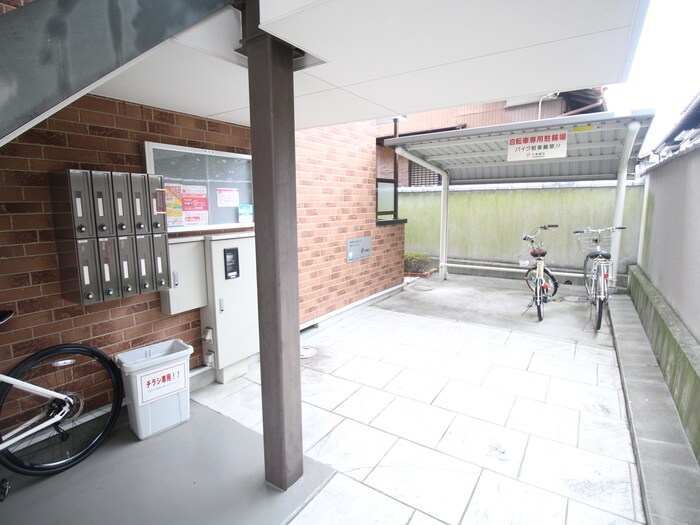 物件外観写真5　(エントランス部分)