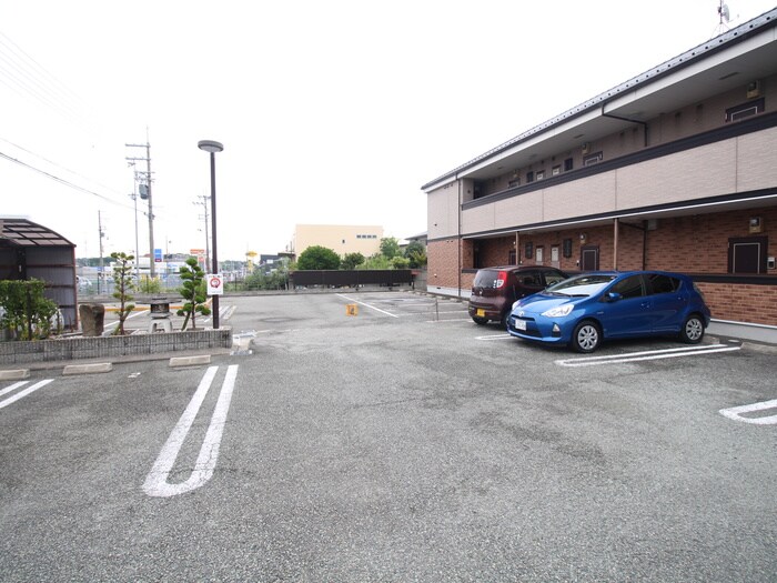 物件外観写真6　(駐車場)