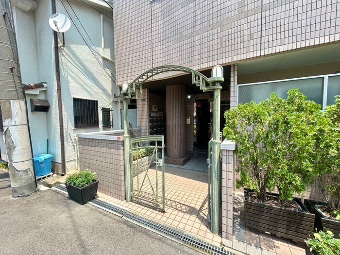 物件外観写真2　(エントランス部分)