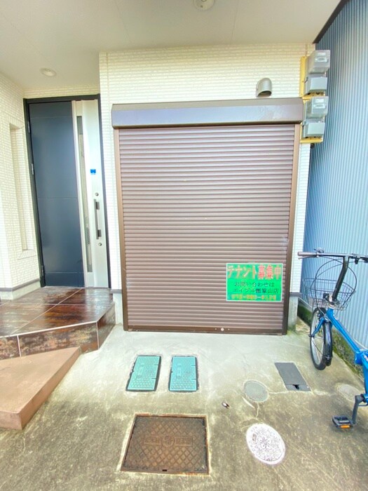 物件外観写真3　(エントランス部分)
