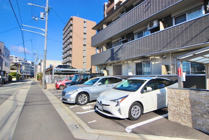 物件外観写真3　(駐車場)