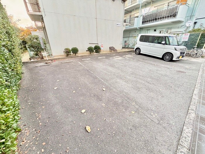 物件外観写真3　(駐車場)