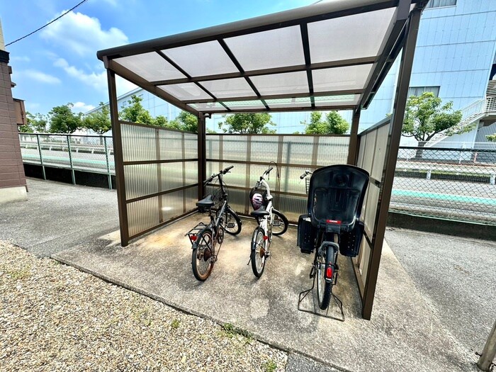 物件外観写真3　(駐輪場)