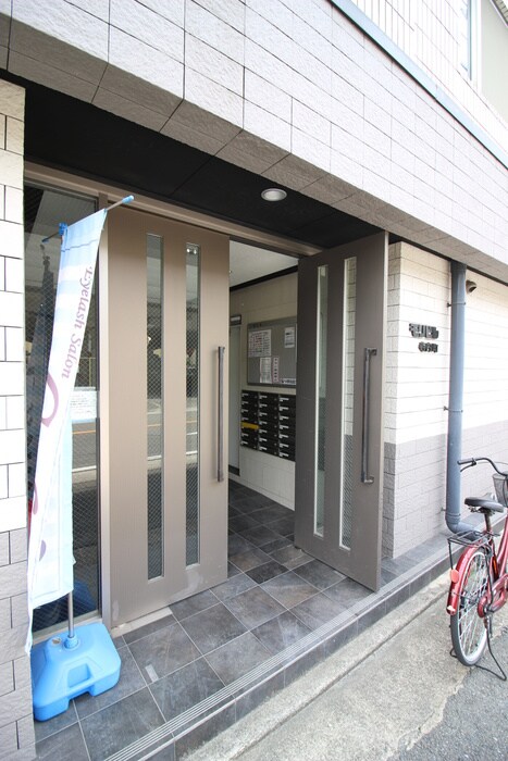 物件外観写真2　(エントランス部分)