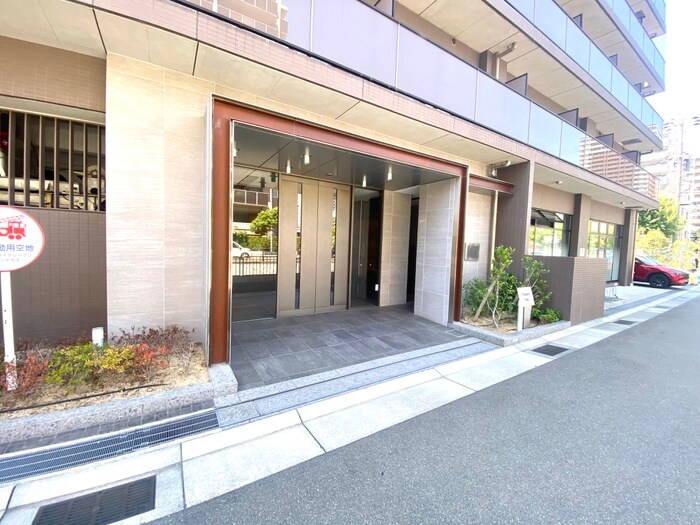 物件外観写真2　(エントランス部分)