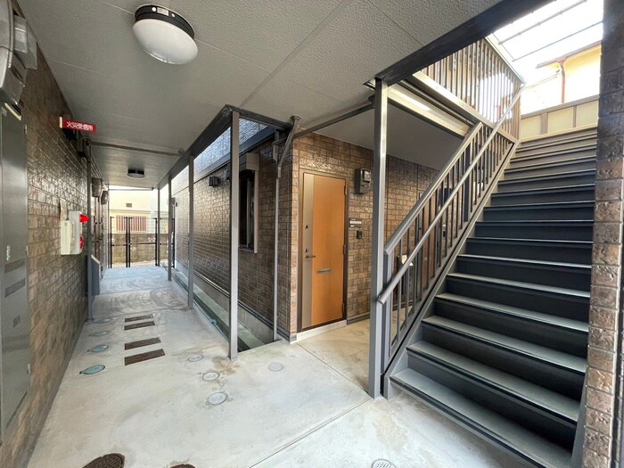 物件外観写真6　(エントランス部分)