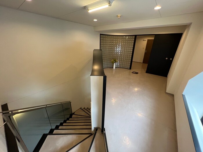 物件外観写真4　(エントランス部分)