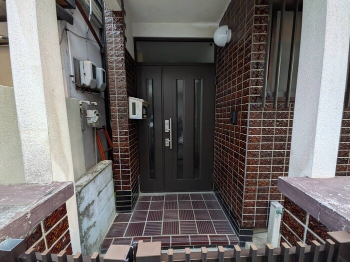 物件外観写真5　(エントランス部分)