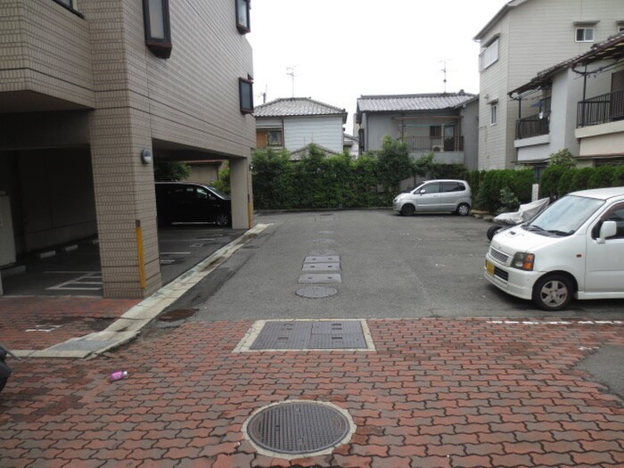 物件外観写真3　(駐車場)