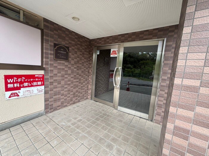 物件外観写真3　(エントランス部分)