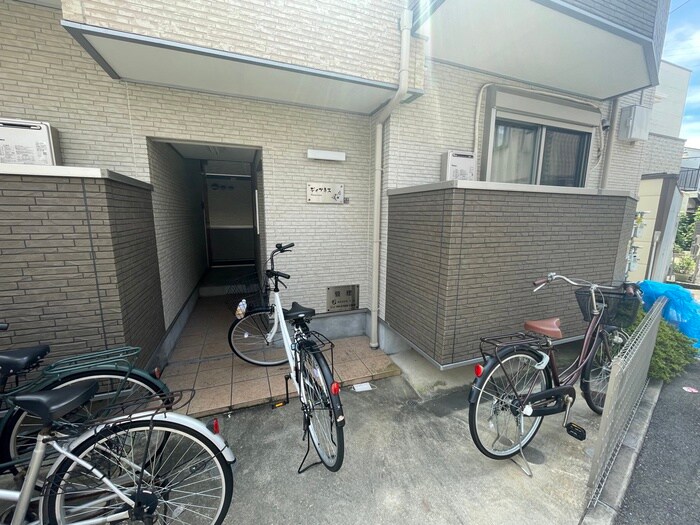 物件外観写真2　(エントランス部分)