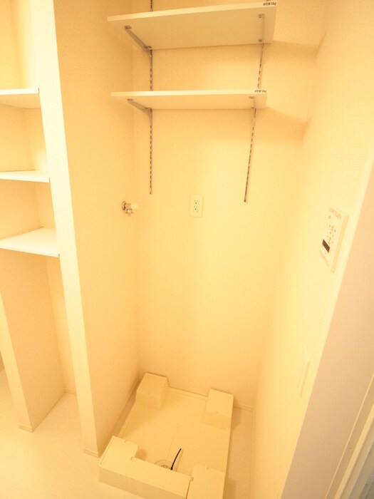 物件内観写真11　(洗濯機置場)