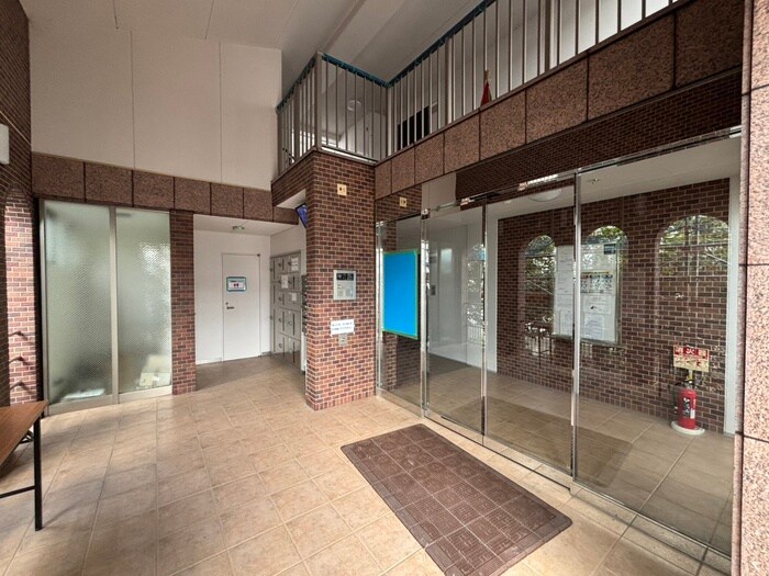 物件外観写真3　(エントランス部分)