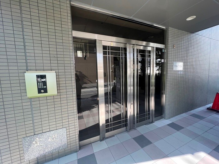 物件外観写真3　(エントランス部分)