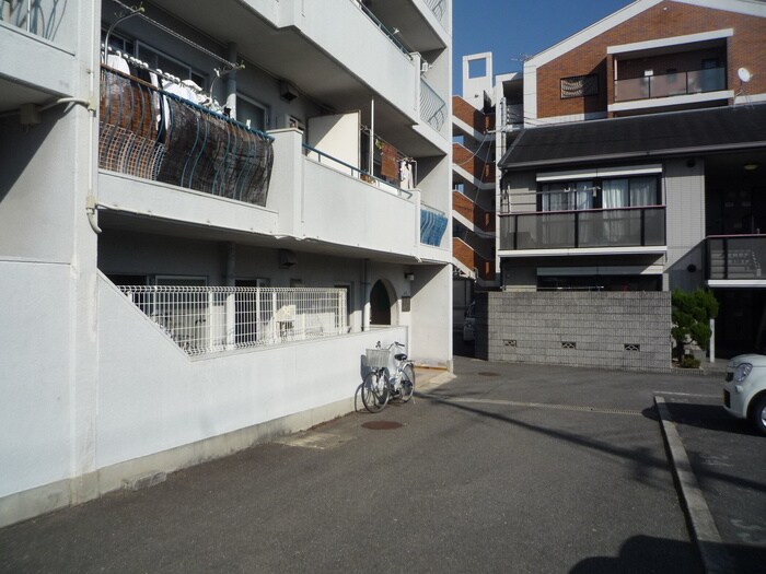 物件外観写真6　(駐車場)