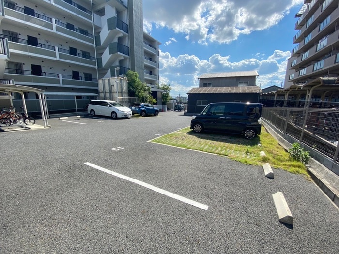 物件外観写真3　(駐車場)