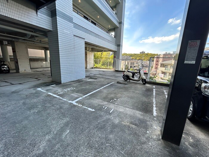 物件外観写真3　(駐車場)