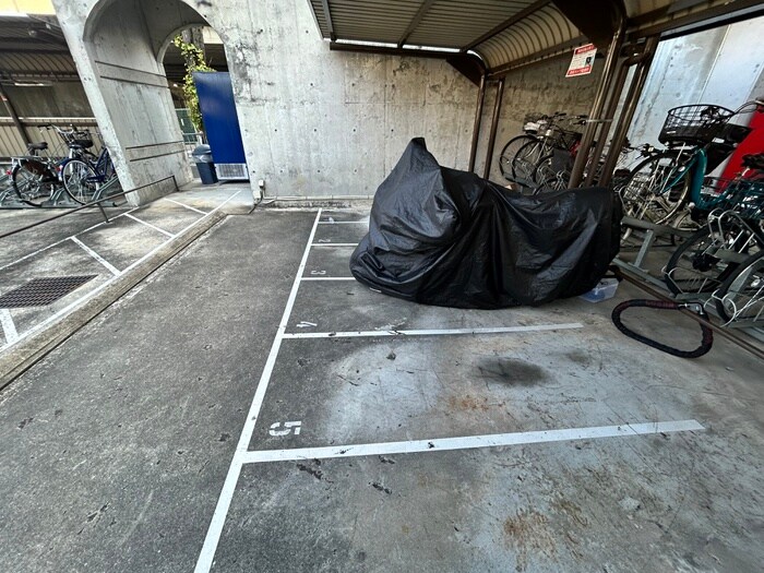 物件外観写真5　(バイク置き場)