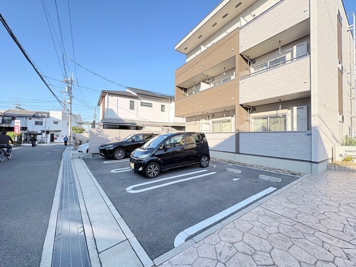 物件外観写真4　(駐車場)