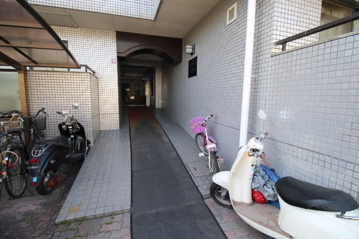 物件外観写真5　(エントランス部分)