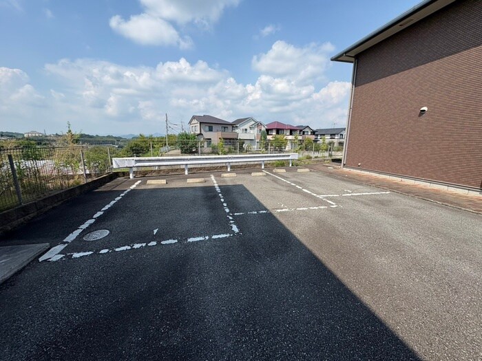 物件外観写真4　(駐車場)