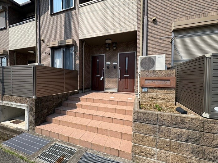 物件外観写真6　(エントランス部分)
