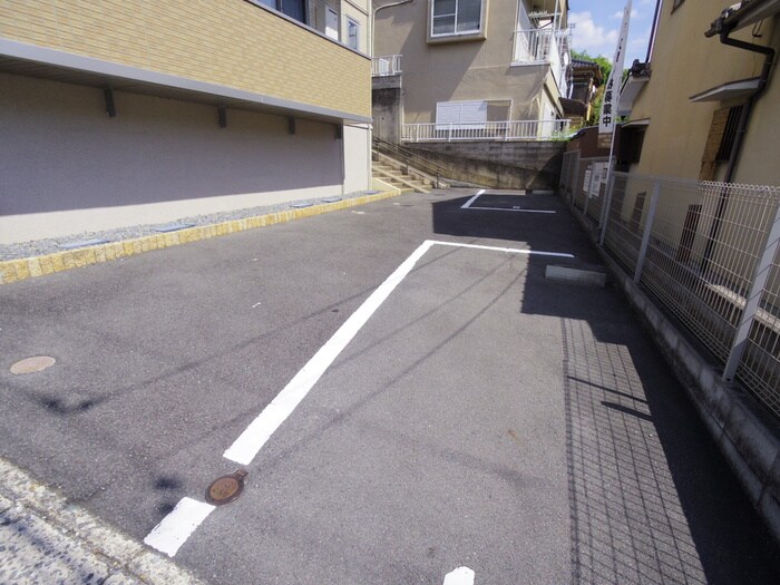 物件外観写真4　(駐車場)