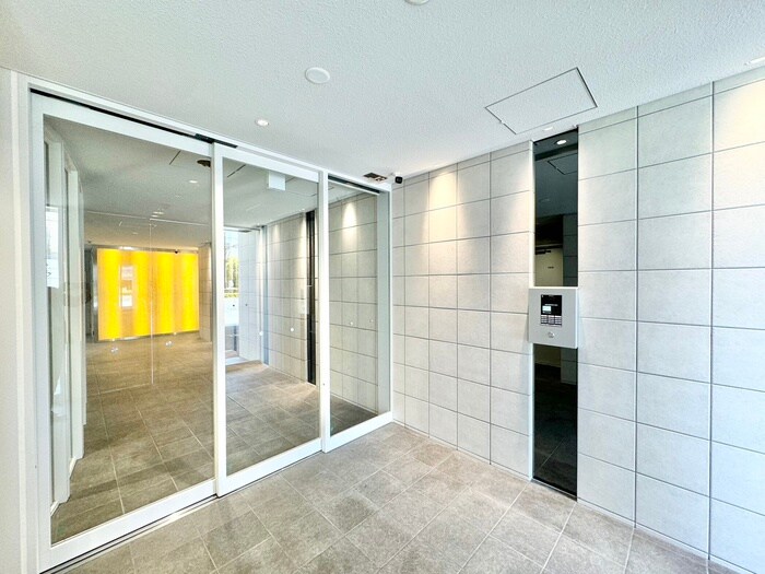 物件外観写真2　(エントランス部分)