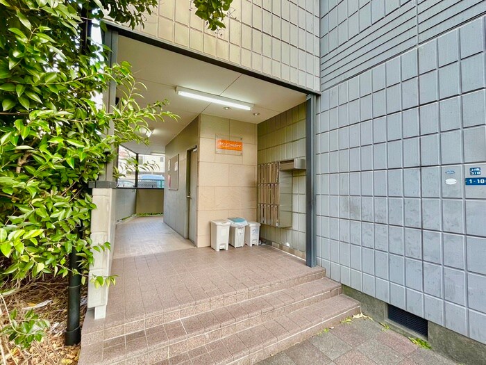 物件外観写真3　(エントランス部分)