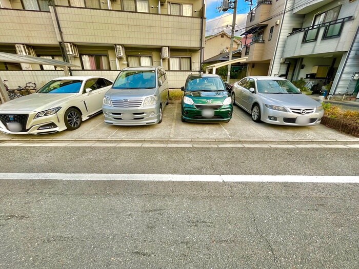 物件外観写真5　(駐車場)
