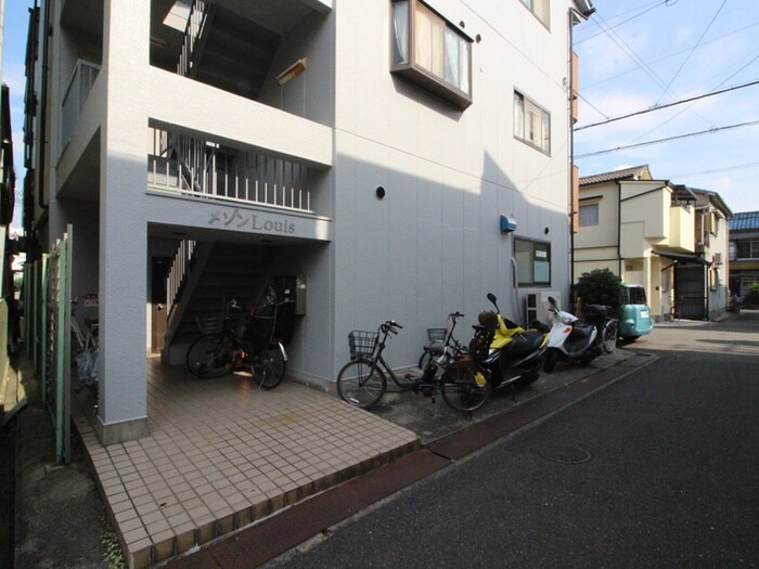 物件外観写真2　(エントランス部分)