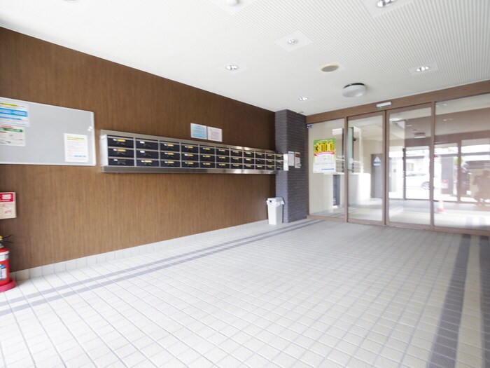 物件外観写真4　(エントランス部分)