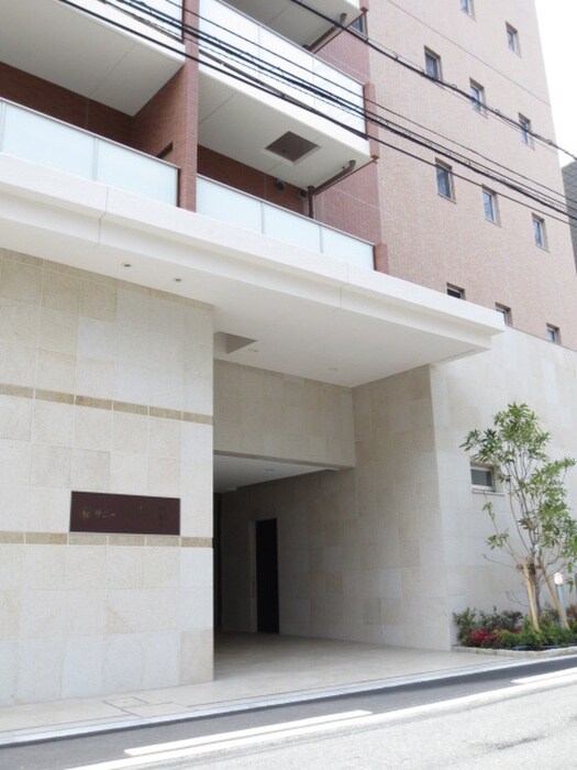 物件外観写真3　(エントランス部分)