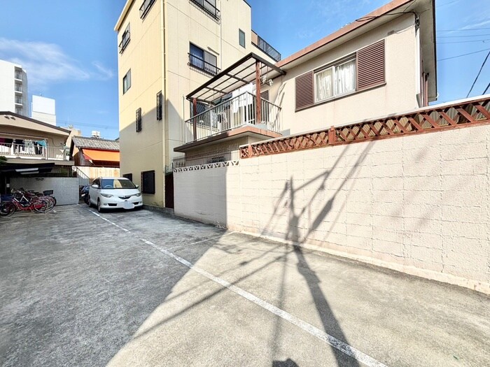 物件外観写真6　(駐車場)