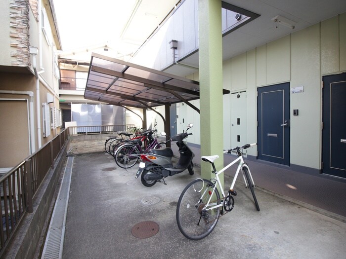 物件外観写真3　(駐輪場)