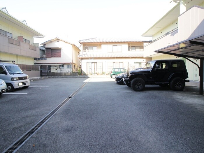 物件外観写真4　(駐車場)