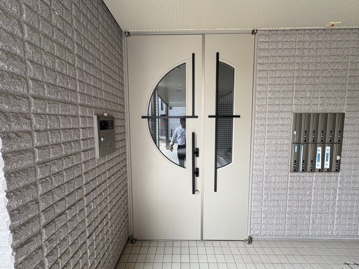 物件外観写真3　(エントランス部分)