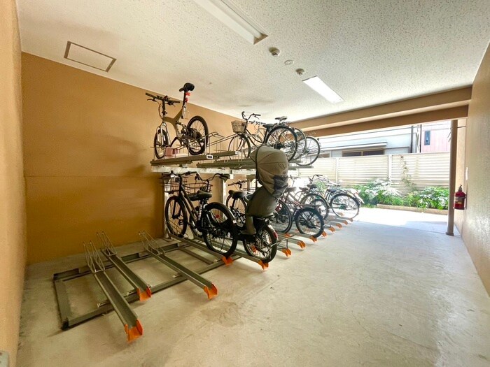 物件外観写真4　(駐輪場)