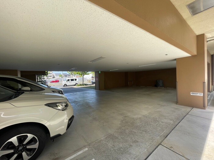 物件外観写真5　(駐車場)