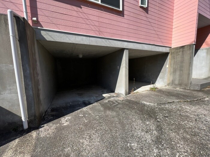 物件外観写真4　(駐車場)