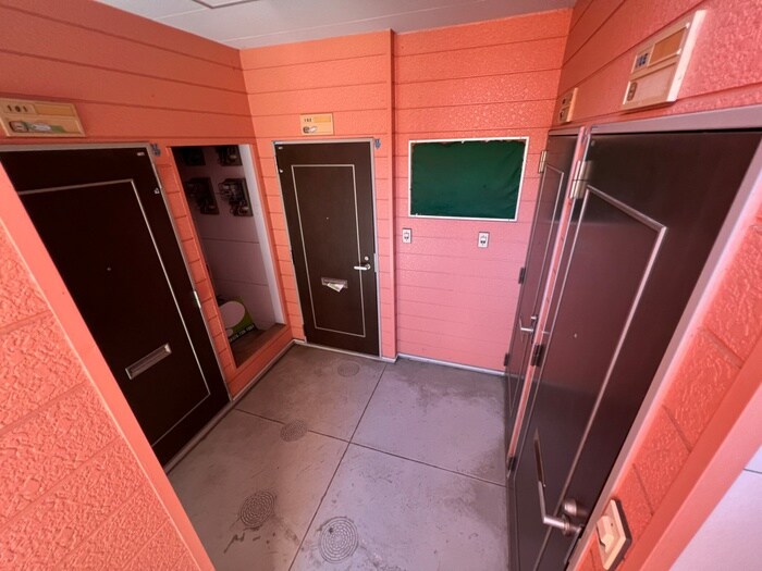 物件外観写真6　(エントランス部分)