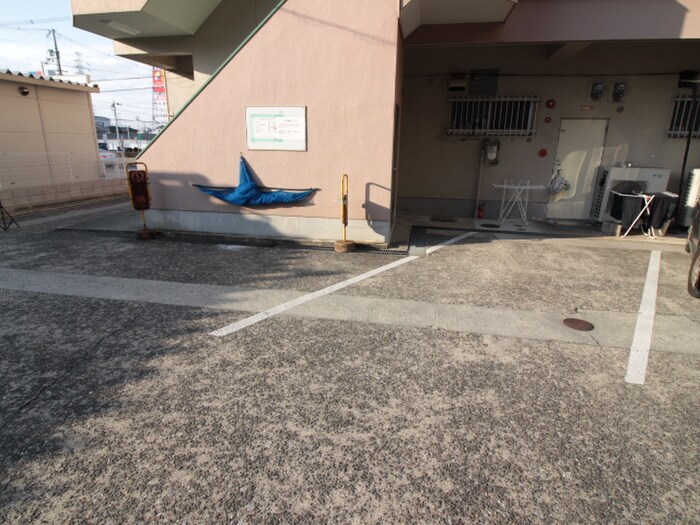 物件外観写真2　(駐車場)