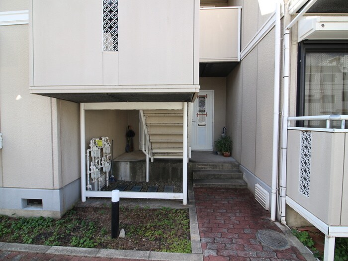 物件外観写真4　(エントランス部分)