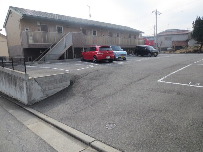 物件外観写真2　(駐車場)