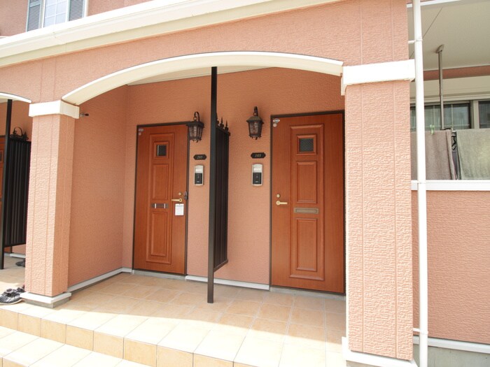 物件外観写真2　(エントランス部分)