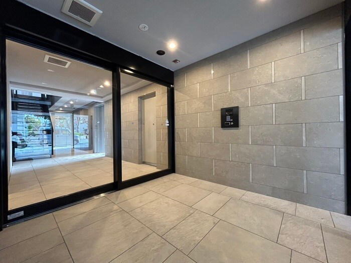 物件外観写真2　(エントランス部分)